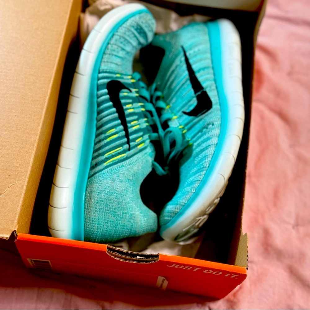 Nike free run flyknit shoes
